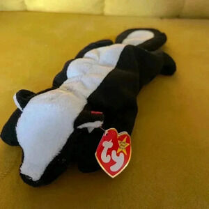 1998 Ty Beanie Baby Stinky  the Skunk